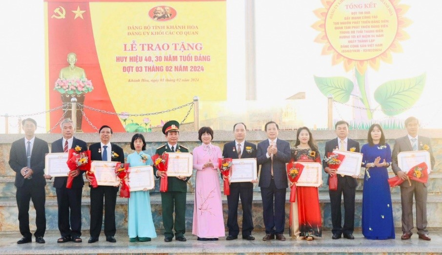LỄ TRAO TẶNG HUY HIỆU ĐẢNG VÀ TUYÊN DƯƠNG ĐẢNG VIÊN MỚI CỦA ĐẢNG UỶ KHỐI CÁC CƠ QUAN TỈNH KHÁNH HÒA